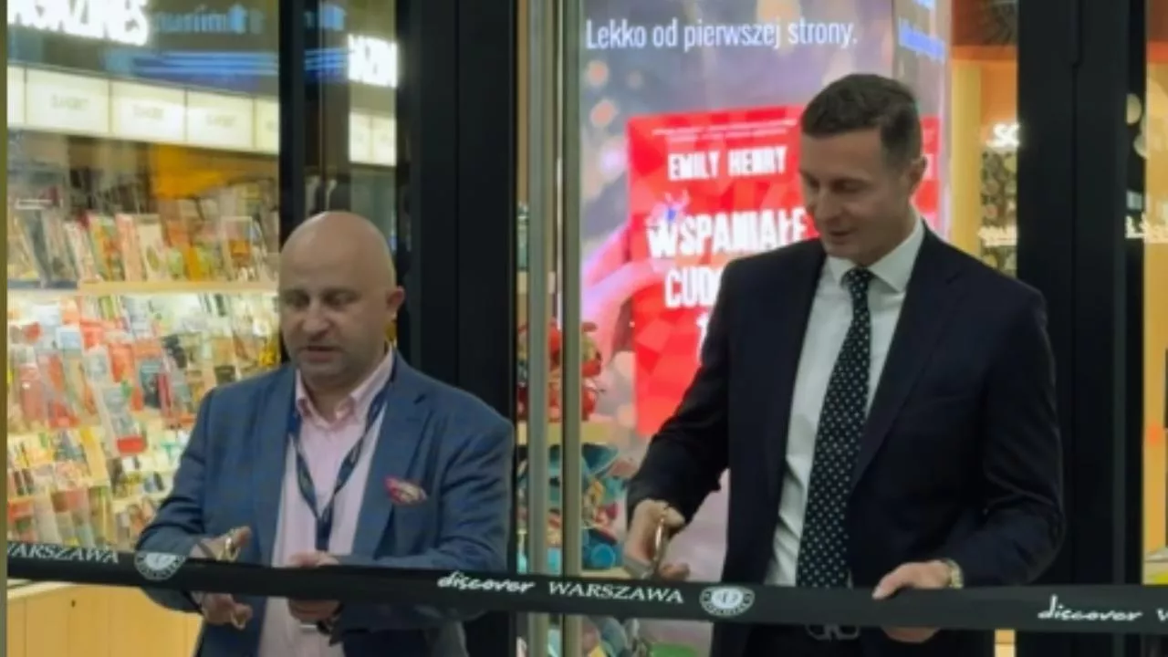 Dariusz Sinkiewicz (po prawej stronie) dokonuje oficjalnego otwarcia Discover Warszawa (fot. Linkedin, Lagardère Travel Retail)