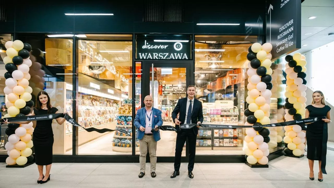 Dariusz Sinkiewicz (po prawej stronie, w środku) dokonuje oficjalnego otwarcia Discover Warszawa (fot. mat. prasowe)