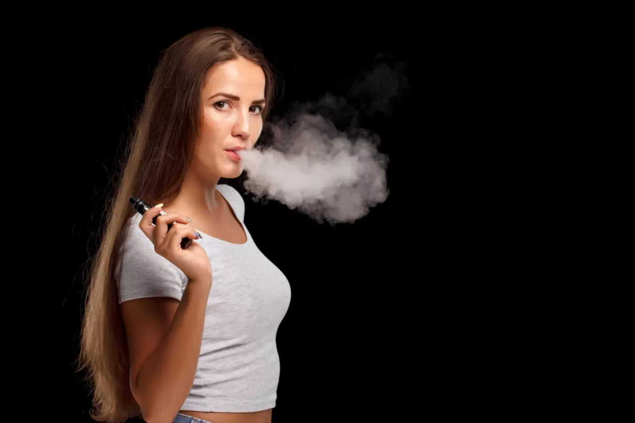Rząd chce podwyższyć akcyzę na e-papierosy (fot. Shutterstock)
