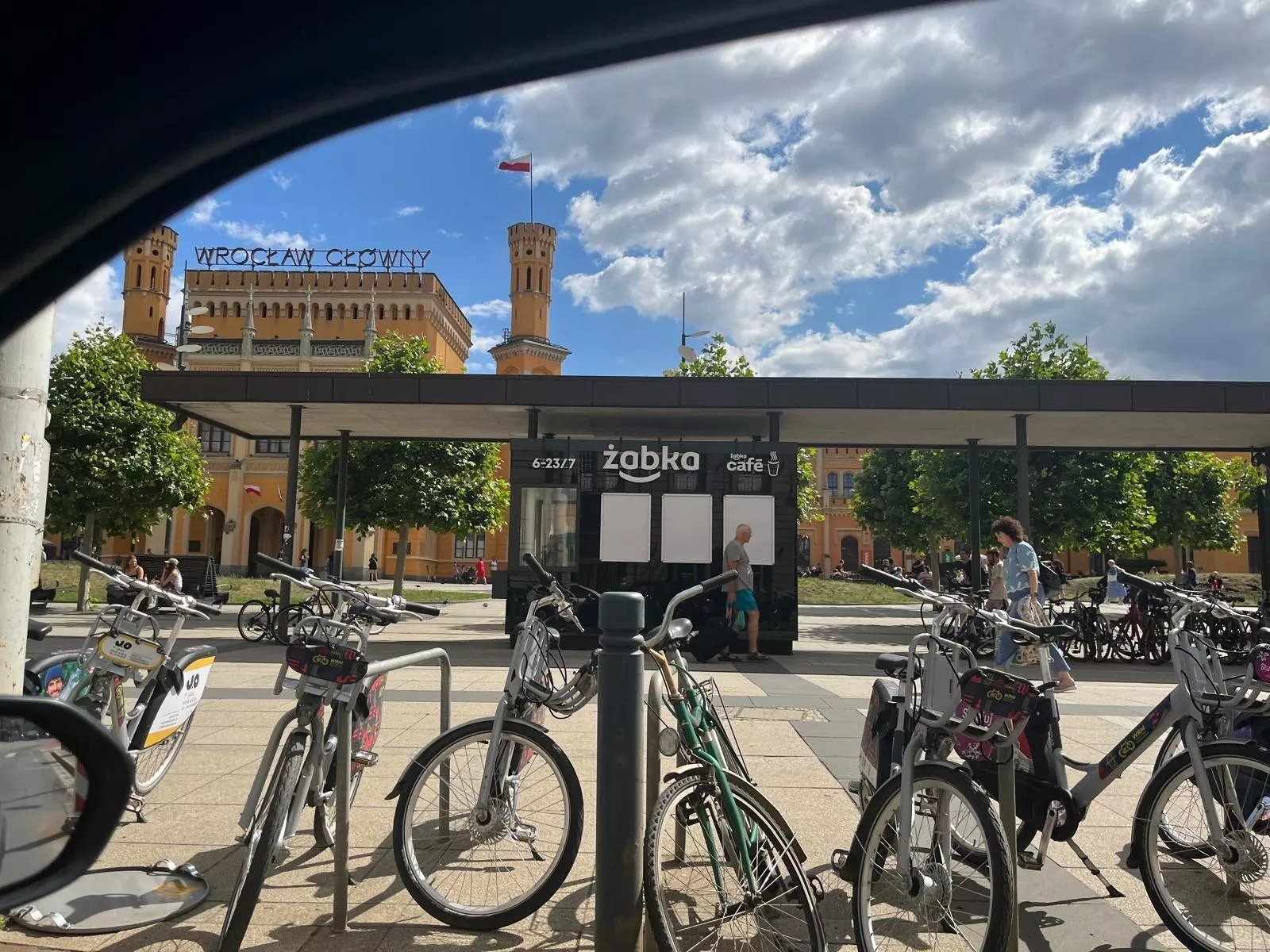 Żabka maleńka jak kiosk Ruchu! We Wrocławiu ruszył sklepik ze sprzedażą z okienka