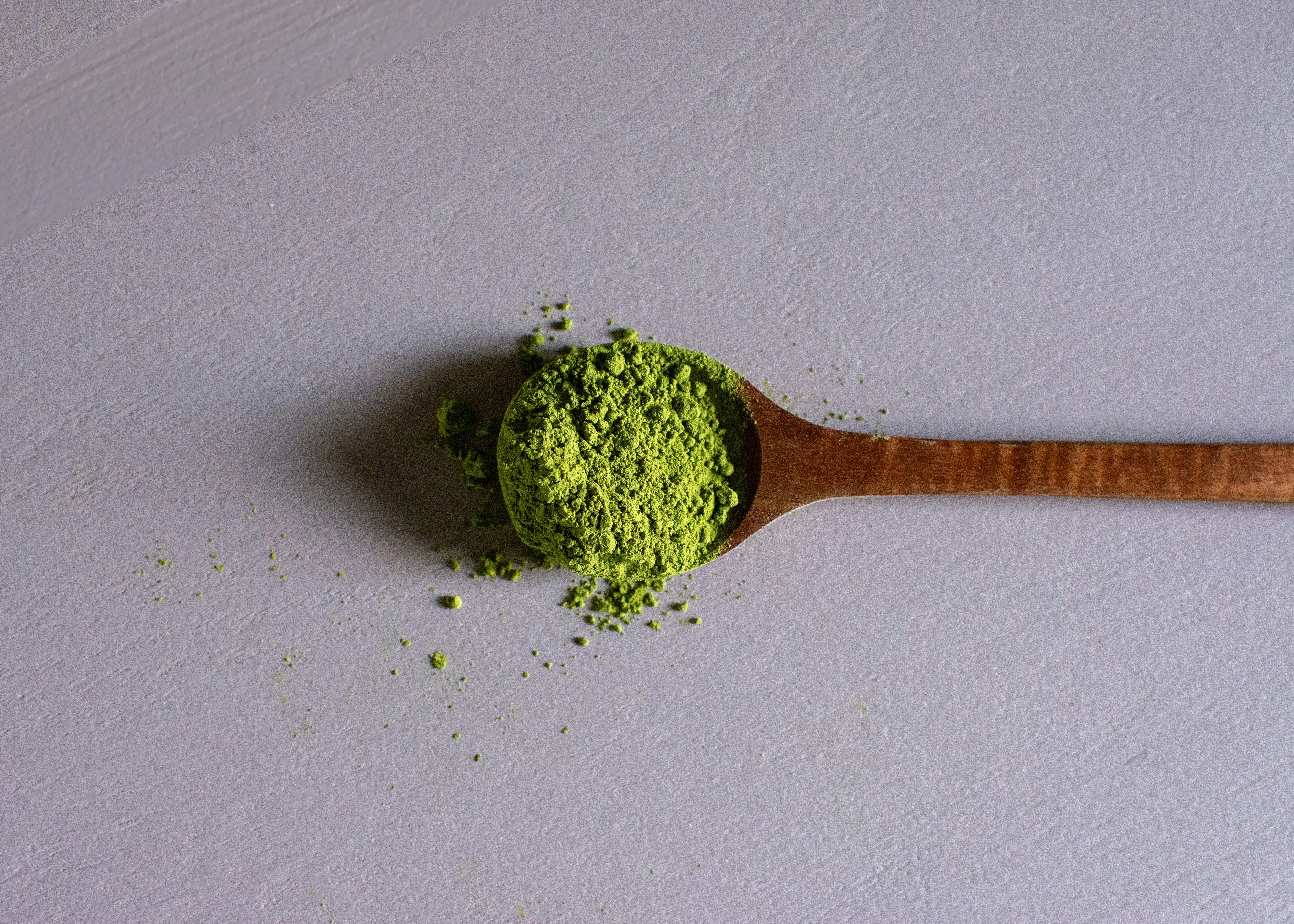 Matcha przestała być niszowym rytuałem. Trafia do sieciówek, dostaw i codziennego menu