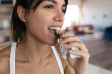 Nadchodzi era snackonomii 4.0. Jak zmienia się rynek przekąsek? (fot. Shutterstock)