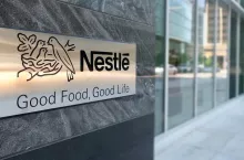 Szwajcarski gigant Nestlé podsumował pierwsze półrocze 2026 roku (fot. Shutterstock)