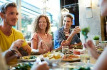 Restauracje tracą klientów, Polacy zaczynają oszczędzać (Fot. Shutterstock)