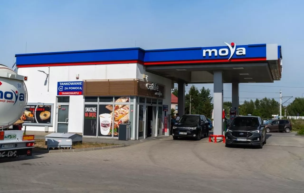 Paliwo, kawa i posiłek w trasie. Pluxee Polska i MOYA rozszerzają współpracę (fot. Shutterstock)