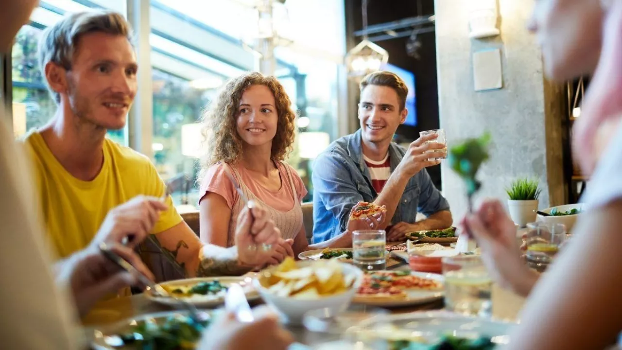 Restauracje tracą klientów, Polacy zaczynają oszczędzać (Fot. Shutterstock)