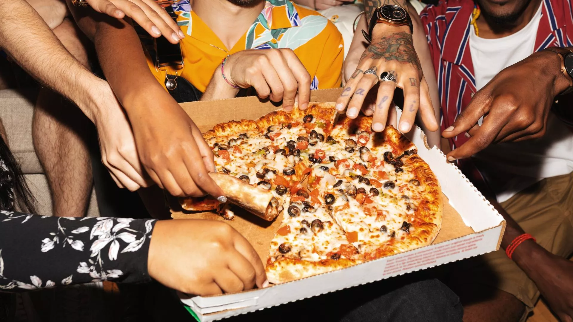 Pizza nie oddaje prowadzenia, ale cena przez cały czas wygrywa. Jak Polacy wybierają restauracje?