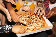 Pizza i cena rządzą. Jak Polacy wybierają restauracje? (fot. Shutterstock)
