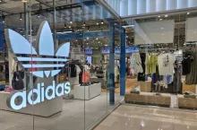 Adidas notuje rekordowe przychody w II kwartale 2026 r. (fot. Shutterstock)