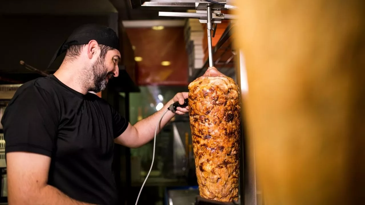 IJHARS demaskuje producentów kebaba: W próbkach znaleziono bawoła wodnego i ukryte alergeny