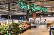 Stoisko z owocami i warzywami w sklepie Carrefour (fot. Carrefour Polska)