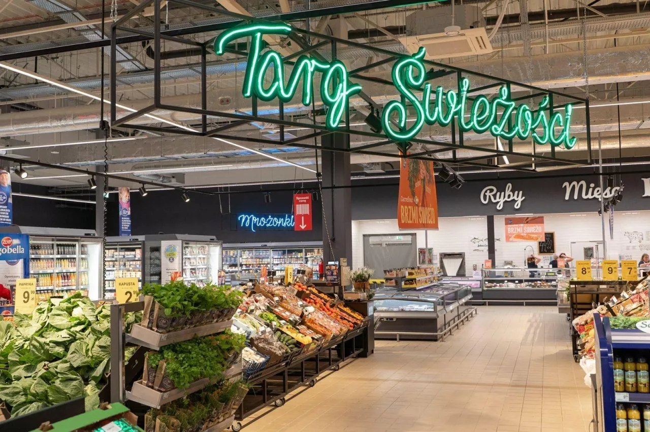 Stoisko z owocami i warzywami w sklepie Carrefour (fot. Carrefour Polska)