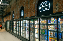Nowy przestronny sklep przy ul. ks. bp. Wincentego Tymienieckiego zajmuje blisko 1200 mkw. (fot. Auchan)