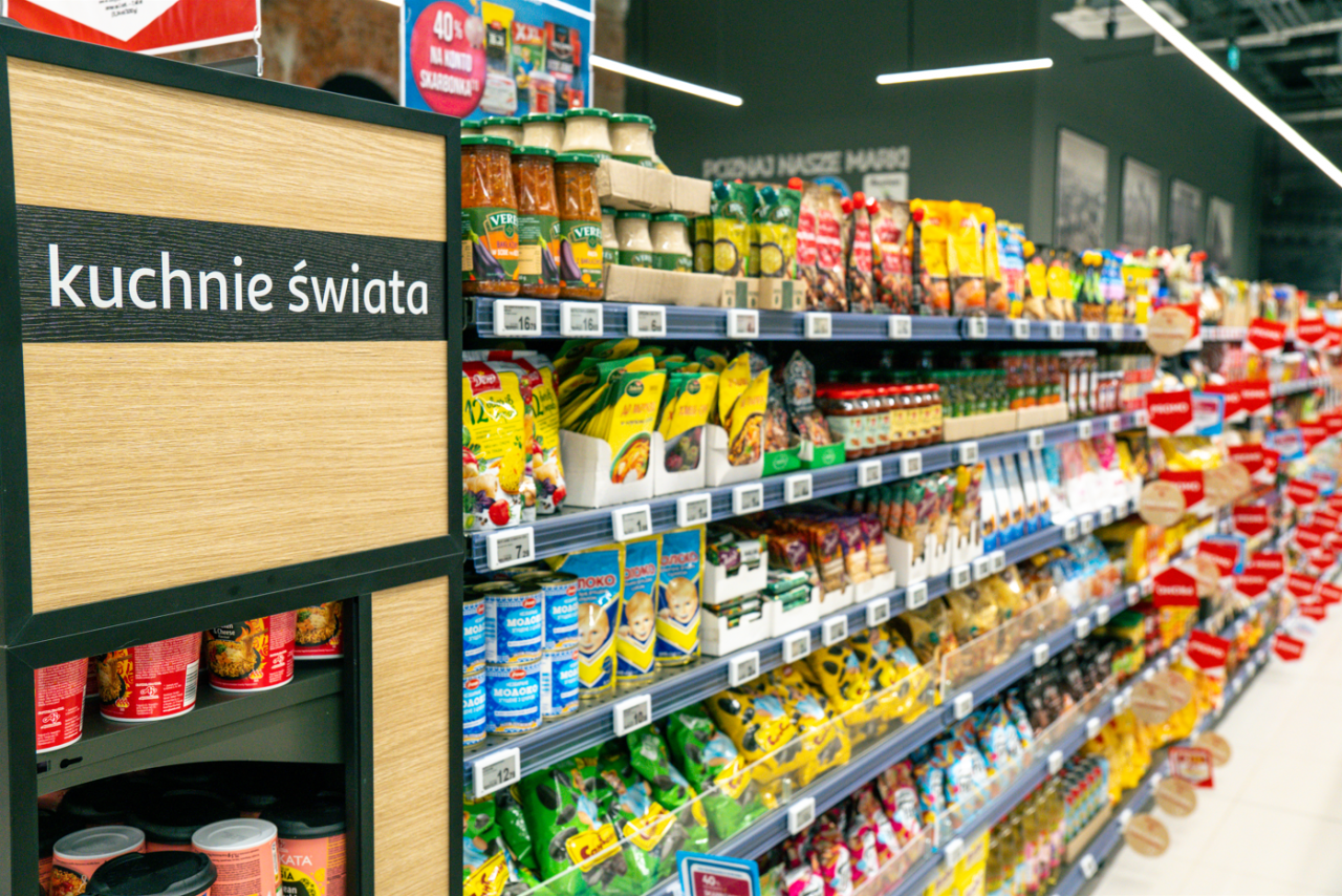 Nowy przestronny sklep przy ul. ks. bp. Wincentego Tymienieckiego zajmuje blisko 1200 mkw. (fot. Auchan)