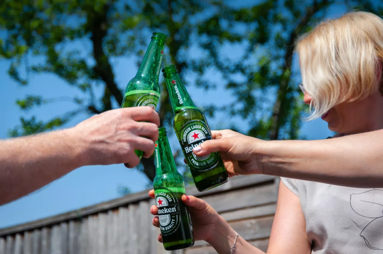 Heineken poprawia sprzedaż i przyspiesza restruktyryzację, która zakłada gigantyczne zwolnienia (fot. Shutterstock)