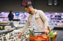 Koszty transportu uderzają w handel, a konsument liczy każdą złotówkę (fot. Shutterstock)