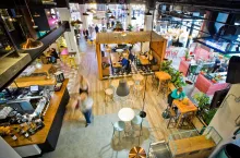 Z danych CBOS wynika, że w 2025 roku odsetek osób, które przynajmniej raz w roku wyszły do restauracji z bliskimi, osiągnął rekordowe 80 proc. (fot. FoodFyrtel)