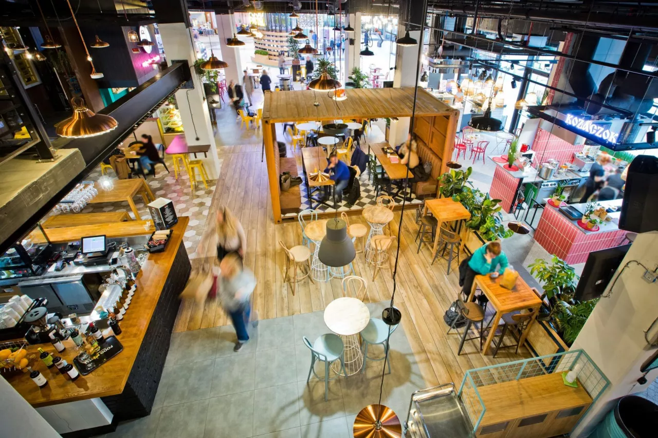 Z danych CBOS wynika, że w 2025 roku odsetek osób, które przynajmniej raz w roku wyszły do restauracji z bliskimi, osiągnął rekordowe 80 proc. (fot. FoodFyrtel)