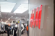 Szwedzki gigant H&amp;M zapowiada zwolnienia (fot. Shutterstock)