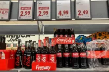 Nowa Freeway cola w szklanej butelce obok Coca-Coli (fot. Sebastian Rennack)