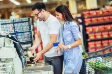 Kasy samoobsługowe będą pojawiać w coraz większej liczbie sklepów (fot. Shutterstock)