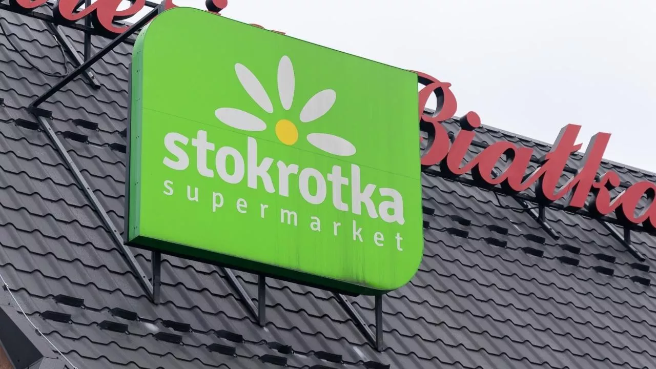 Okienka kurierskie w Stokrotce. Czy otworzy sklepy w niedziele? (fot. Shutterstock)