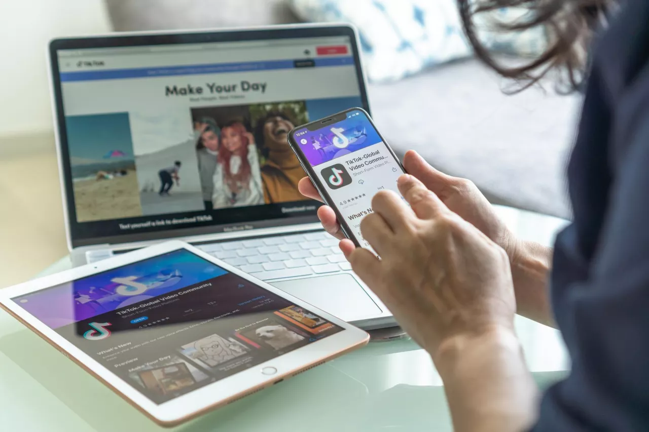Źródłem wiedzy o produktach dla osób poniżej 35. roku życia stają się Instagram, TikTok oraz rekomendacje influencerów (fot. Shutterstock)