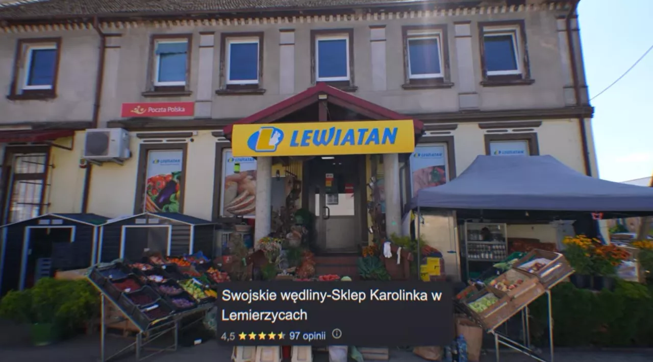 Co takiego sprzedaje Karolinka? Niepozorny sklep przyciąga tłumy (fot. YouTube Książulo)