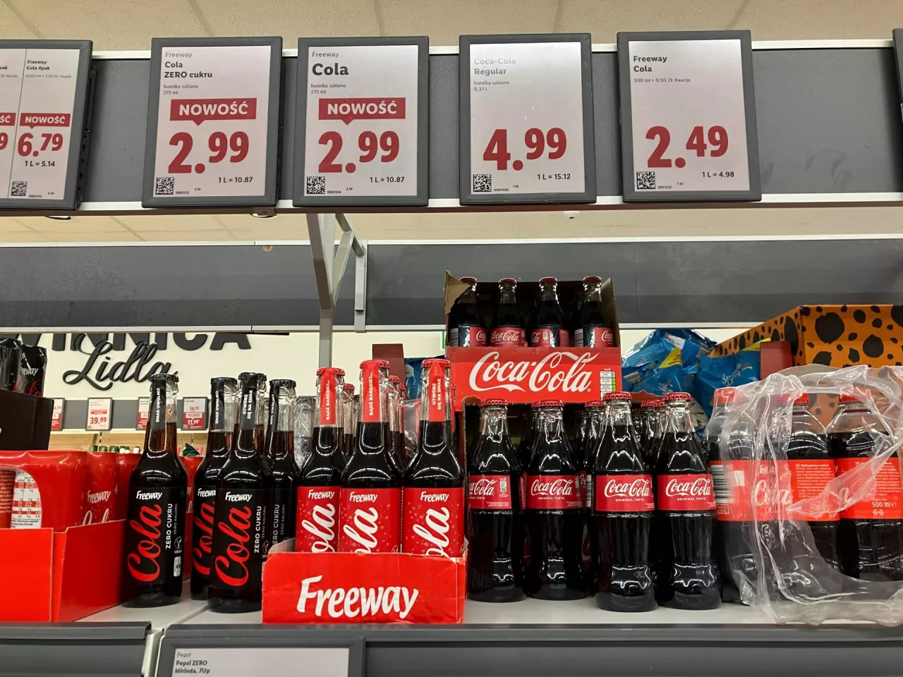 Nowa Freeway cola w szklanej butelce obok Coca-Coli (fot. Sebastian Rennack)