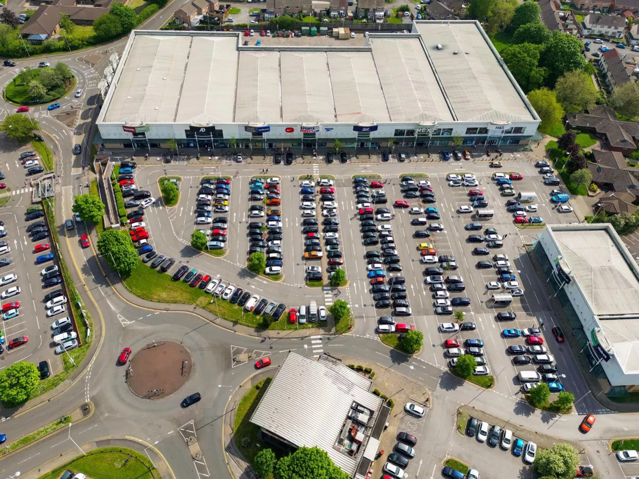 Parków handlowych przybywa - czasem ich budowa wiąże się z kontrowesjami (fot. Shutterstock)