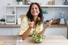Polacy coraz częściej czytają etykiety. Producenci żywności mają nowe wyzwanie (fot. Shutterstock)