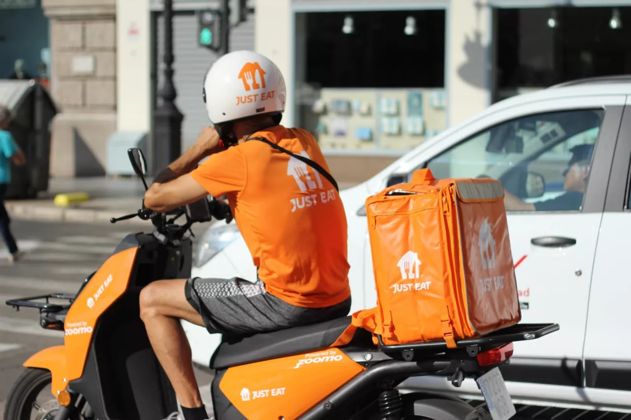 Just Eat Takeaway.com wycofuje się z Bułgarii. Jest data (fot. Shutterstock)