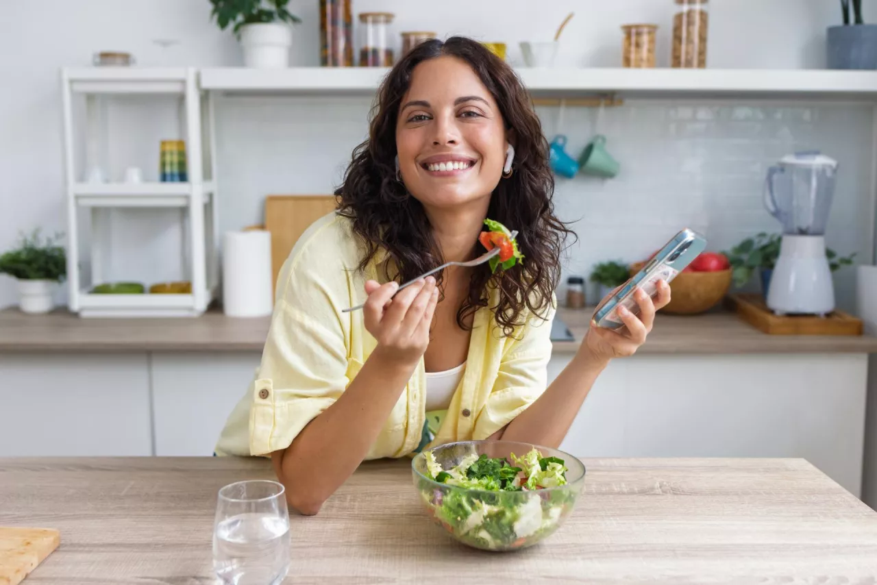 Polacy coraz częściej czytają etykiety. Producenci żywności mają nowe wyzwanie (fot. Shutterstock)