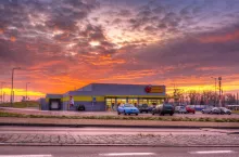 Żeby nie płacić podatku handlowego sieć Biedronka musiałaby liczyć... 10 marketów