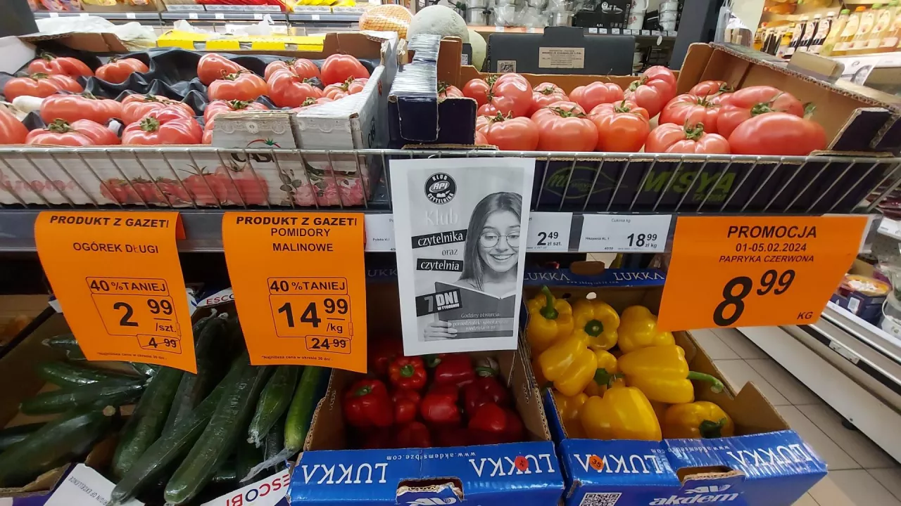 Popularny sposób na otwarcie sklepów w niedziele, czyli klub czytelnika (fot. wiadomoscihandlowe.pl)