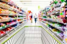 Nowy raport GUS potwierdza dalszy pesymizm konsumencki Polaków (fot. Shutterstock).