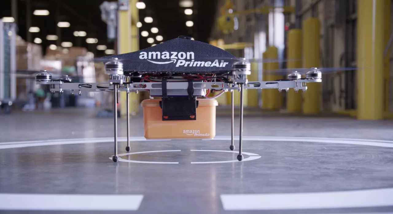 Amazon rozwija dostawy dronami. Prime Air w 500 miastach (fot. Amazon)