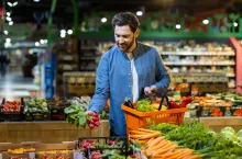 Klienci odchodzą od dużych formatów? Dyskonty i e-commerce zyskują (fot. Shutterstock)