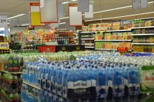 Jakie marki wody butelkowanej najczęściej można spotkać w hipermarketach i dyskontach? (fot. Wiadomoscihandlowe.pl/mg).