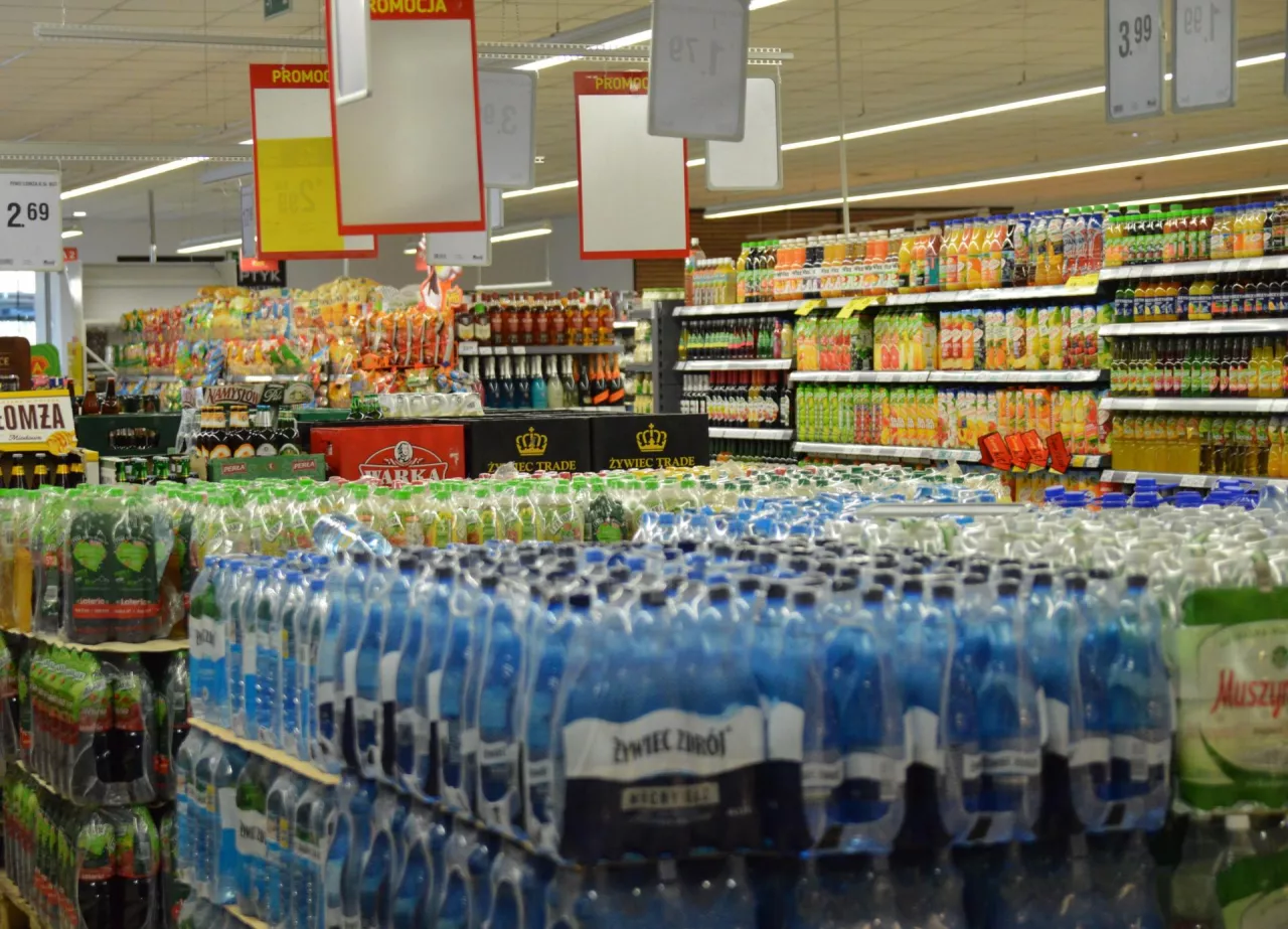 Jakie marki wody butelkowanej najczęściej można spotkać w hipermarketach i dyskontach? (fot. Wiadomoscihandlowe.pl/mg).
