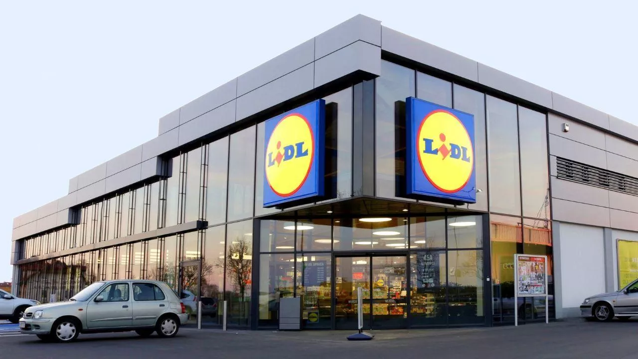 Więcej turystów, inne potrzeby. Jak Lidl operuje w wakacje? (fot. Shutterstock)