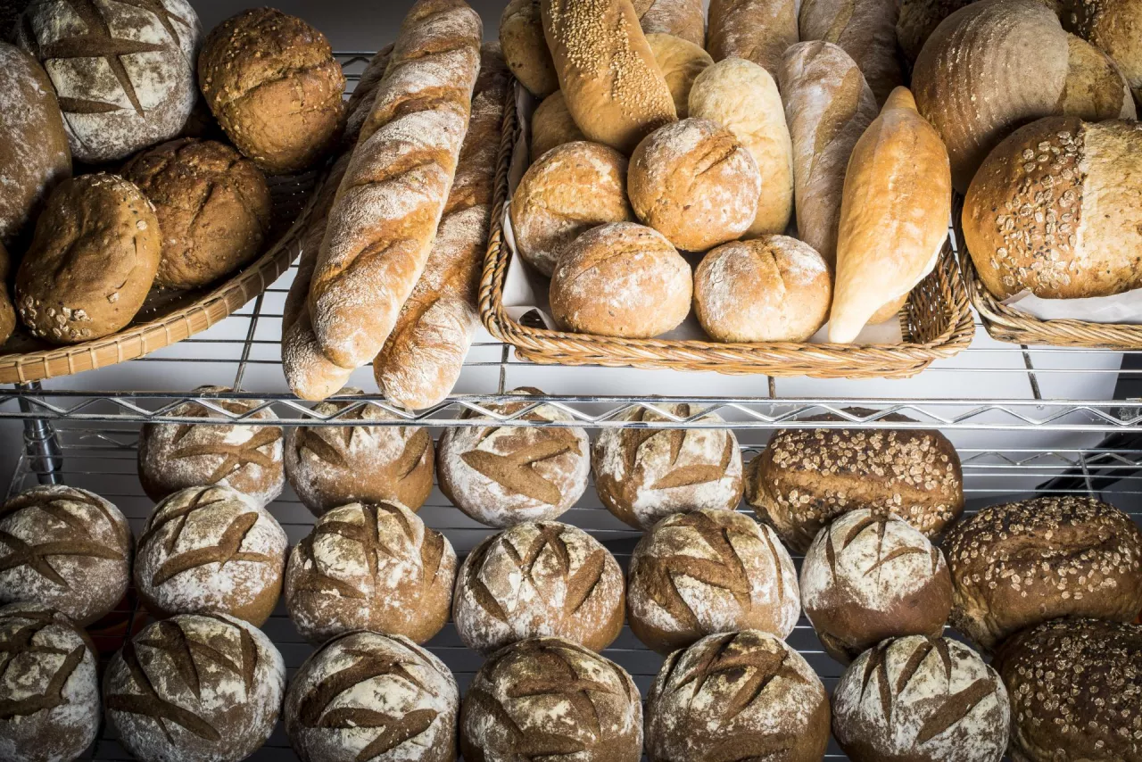 Włoski system pozwala nakładać pieczywo bez bezpośredniego kontaktu z produktem (fot. Shutterstock)