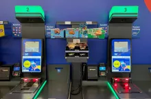 Ekspozycja produktów impulsowych jest teraz zintegrowana pomiędzy terminalami za pomocą antracytowych regałów, dostosowanych do opakowań SRP oraz elektronicznych etykiet cenowych.
