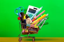 Szkolna wyprawka często jest kupowana w sklepach online (fot. Envato Elements)
