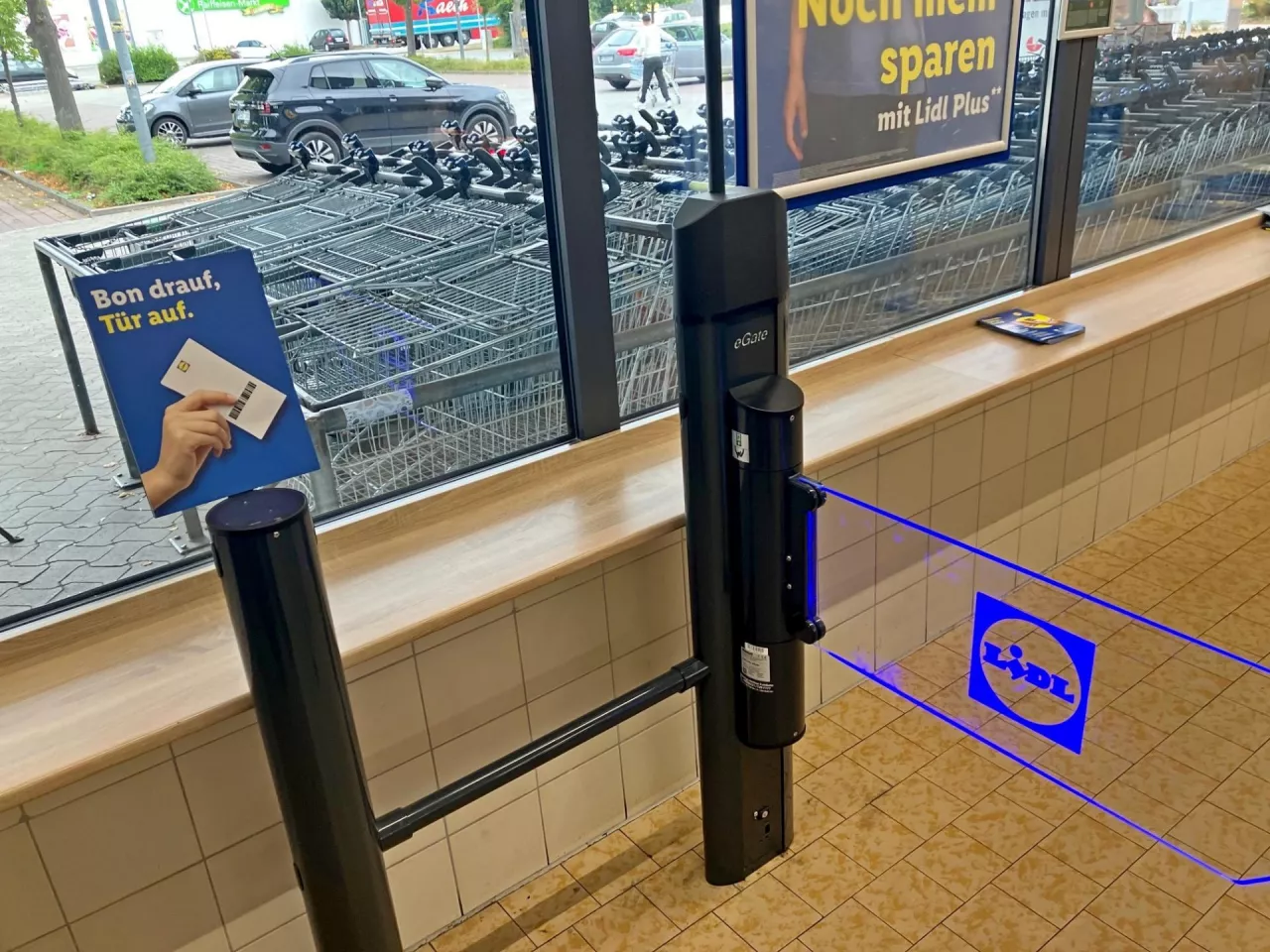 Ekspozycja produktów impulsowych jest teraz zintegrowana pomiędzy terminalami za pomocą antracytowych regałów, dostosowanych do opakowań SRP oraz elektronicznych etykiet cenowych.