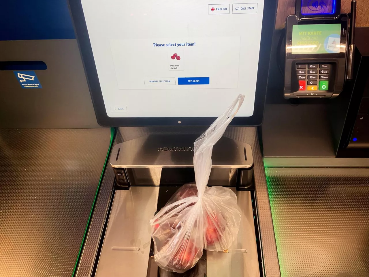 Ekspozycja produktów impulsowych jest teraz zintegrowana pomiędzy terminalami za pomocą antracytowych regałów, dostosowanych do opakowań SRP oraz elektronicznych etykiet cenowych.