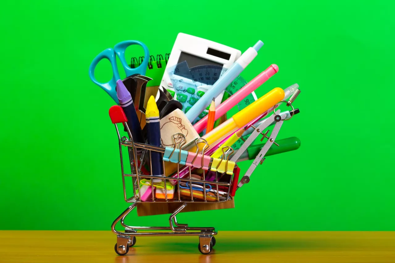Szkolna wyprawka często jest kupowana w sklepach online (fot. Envato Elements)