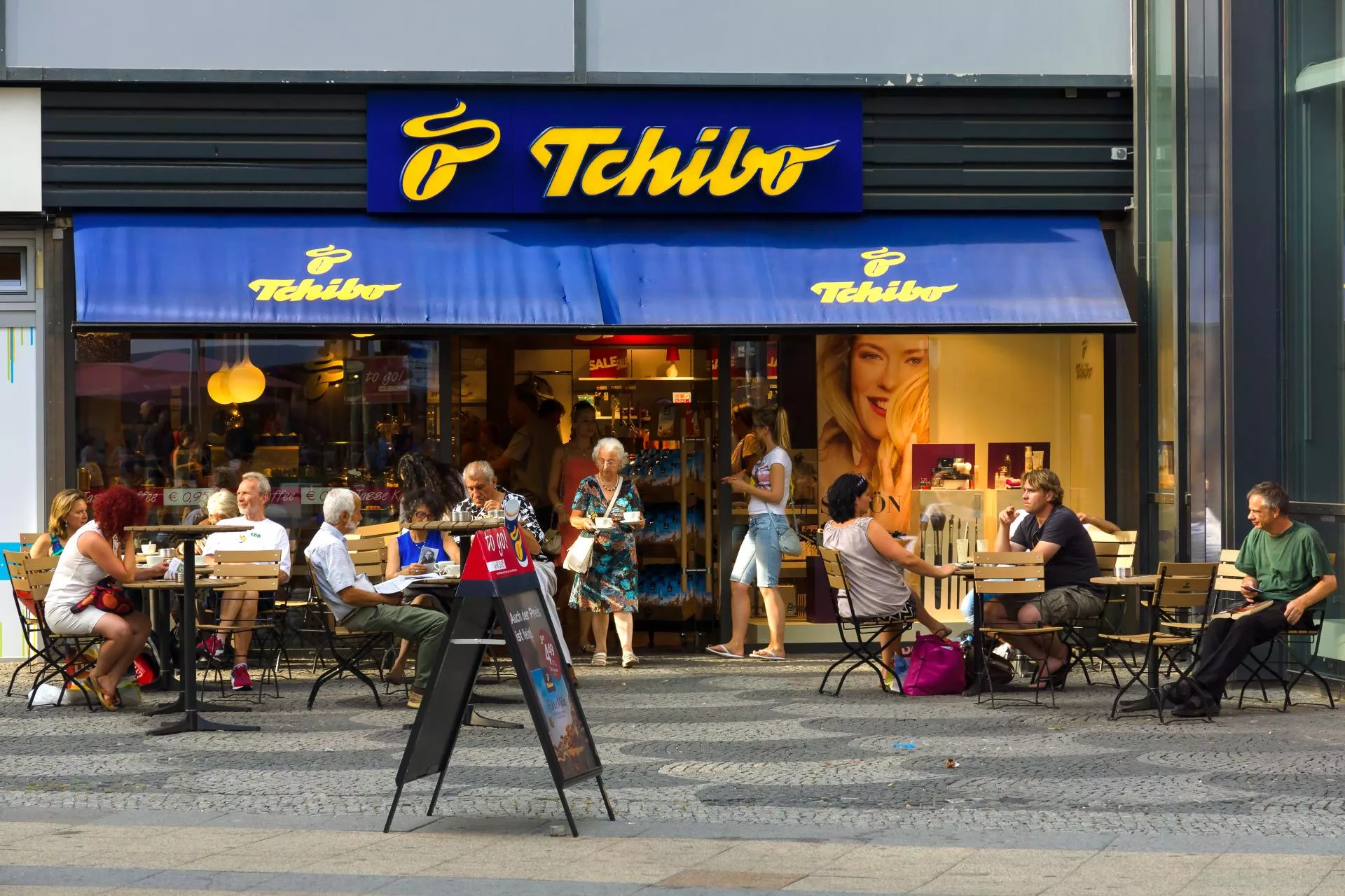 Tchibo: Rosnące koszty i niepewni konsumenci uderzają w rynek