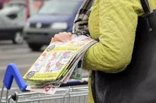 Tylko z papierowej wersji gazetek promocyjnych korzysta 26 proc. ich użytkowników, wyłącznie z cyfrowej - 29 proc. Większość wybiera raz jedną, raz drugą (fot. MondayNews)