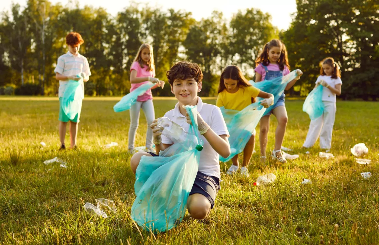 Dzieci zarabiają na systemie kaucyjnym (fot. Shutterstock)